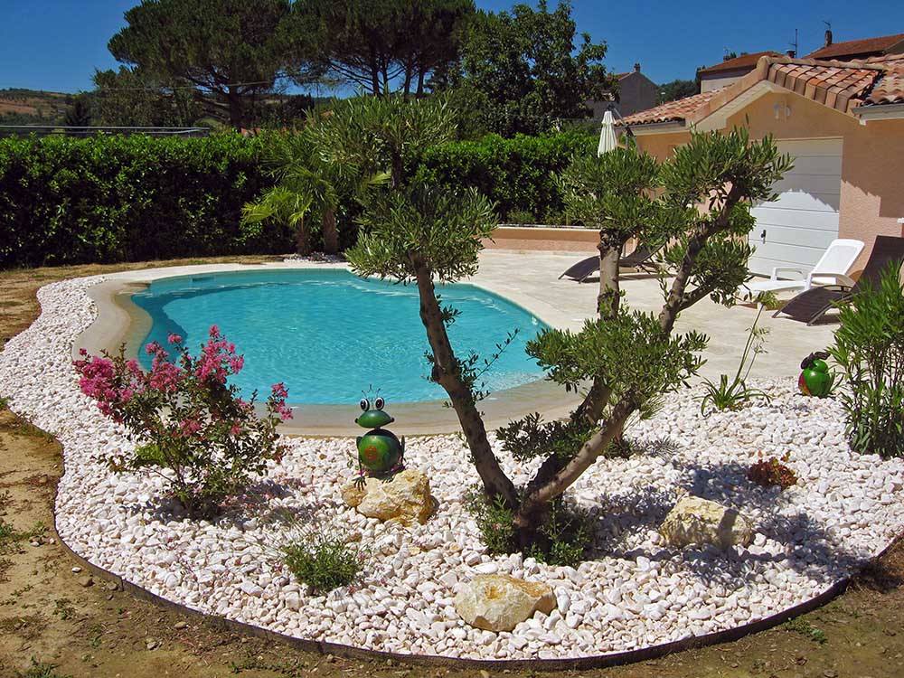 Abords piscine aménagés - Les Jardins de Bastide