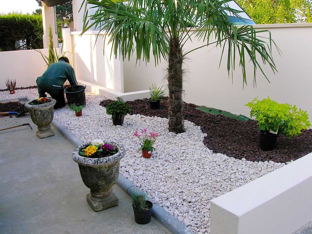 Amnagement d'un patio : Pose des concasss sur bche - Les Jardins de Bastide