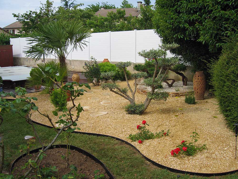 clôture PVC et massif Zen - Les Jardins de Bastide