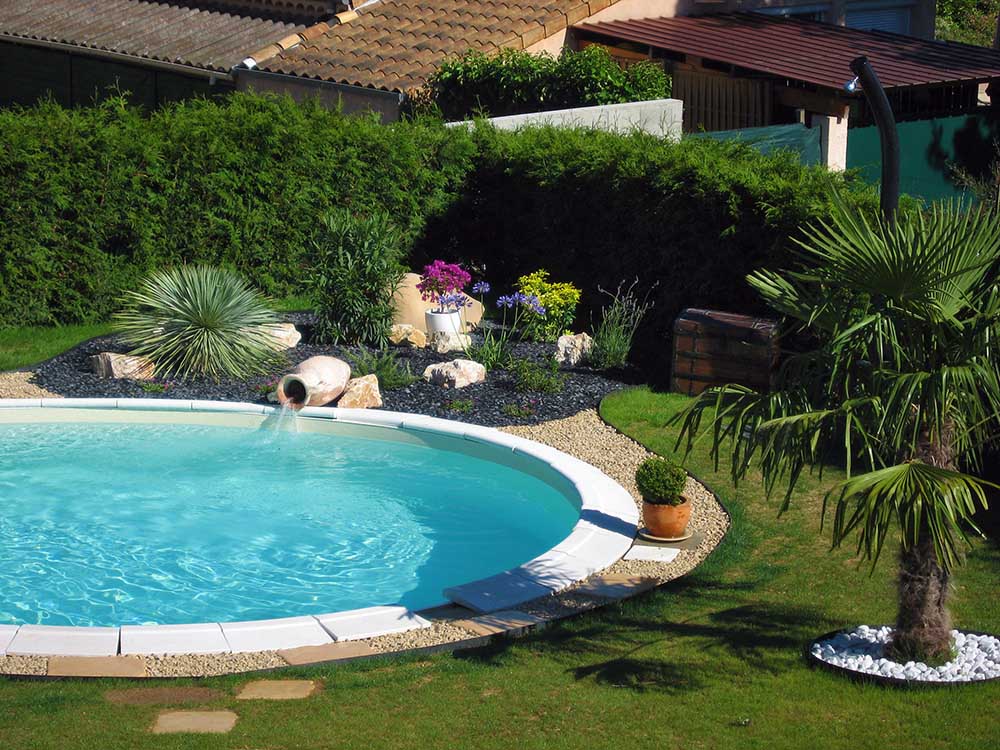 Dtail du massif sec autour d'une piscine - Les Jardins de Bastide