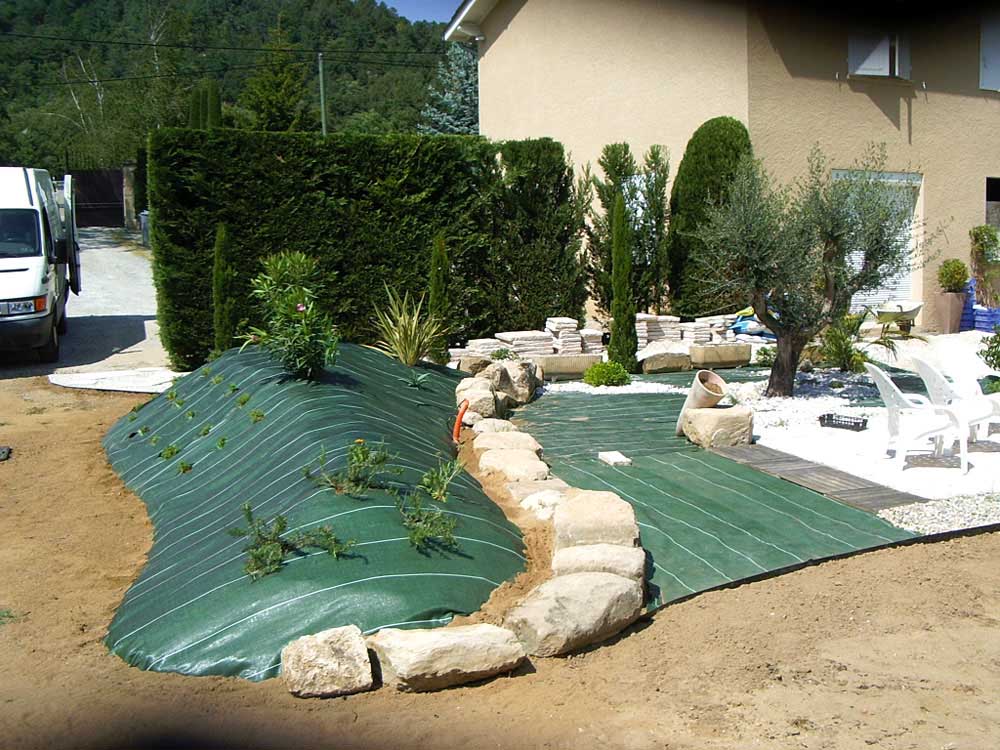 Amnagement autours d'une piscine : Pose de la bche et minraux - Les Jardins de Bastide