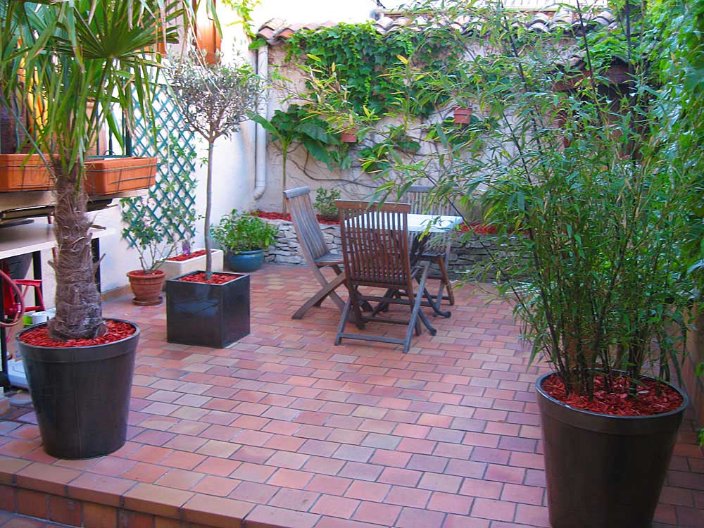 Terrasse, pots en zinc, écorces colorées - Les Jardins de Bastide