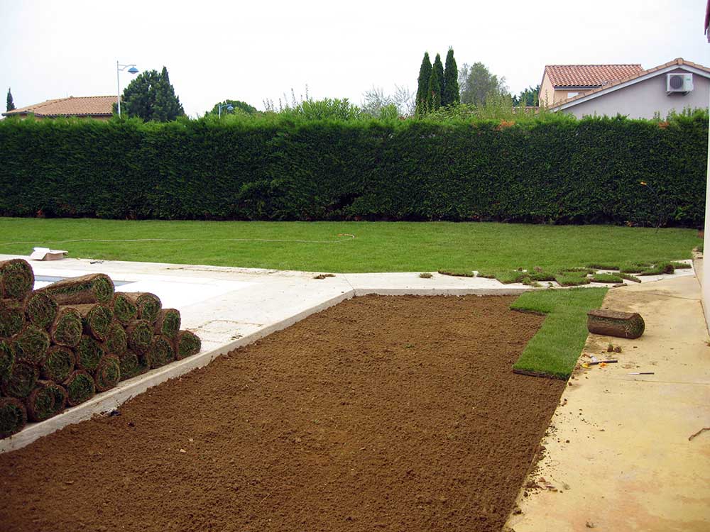 Pose gazon en rouleau - Les Jardins de Bastide